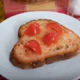 Piatto che si faceva pi� ricco quando si andava ad aggiungere ai tre ingredienti predetti anche il pomodoro. Protagonista era sempre il pane vecchio, del giorno prima e quindi spesso per ammorbidirlo si usava bagnare la fetta con l�acqua prima di condirla